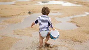 bambini piccoli al mare in spiaggia