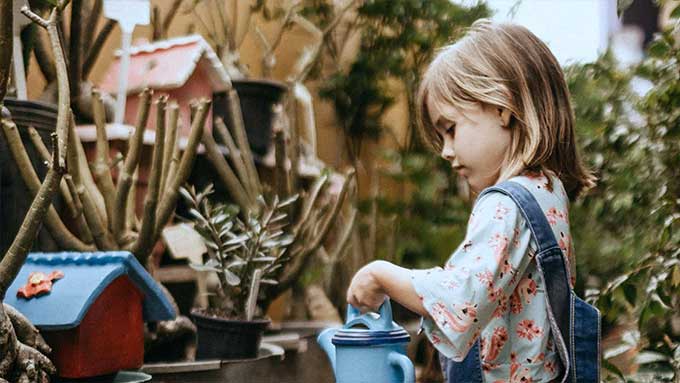 bambina giardinaggio giochi Montessori